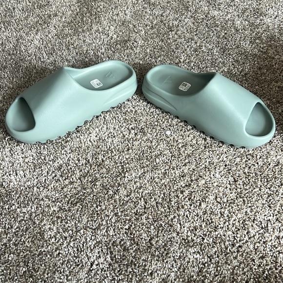 YZY SLIDE Made by ADIDAS